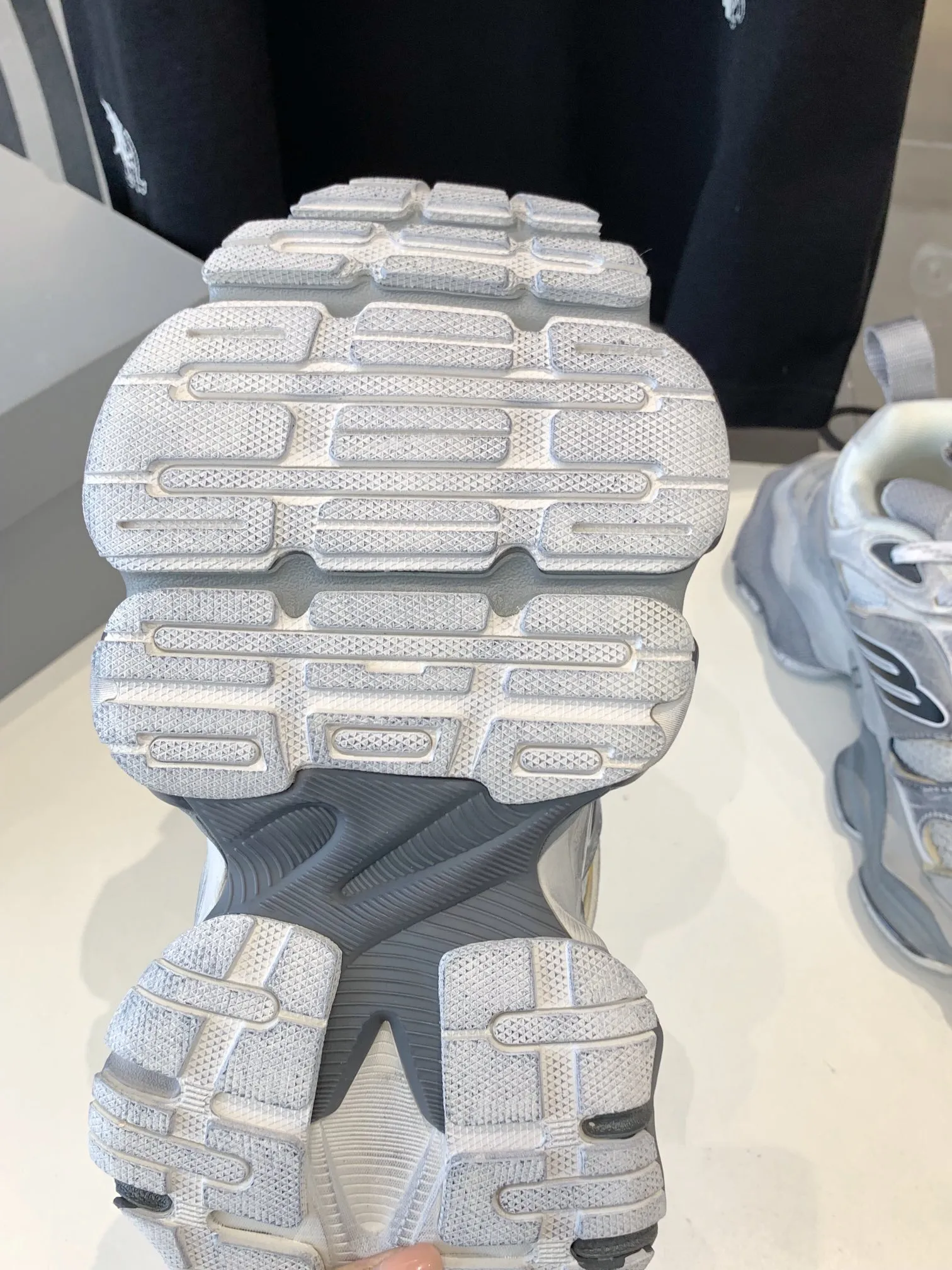 👟👟Ex-factory price 820👟👟 Paris 5XL correct version Balenciaga CARGO 23ss catwalk style 🔺 ℹ️The distressing process is done by hand. The degree of distress, scratch size and range of each shoe has a certain difference, which is normal. The upper is filled with high-density imported sponge, and the tongue is embroidered with Balenciaga words, as well as small engraving details. This plaque is developed by a separate mold, and there is 3M reflective material on the side. The three-dimensional logo and size mark on the heel, accessories dust bag and included shoelaces are upgraded and thickened shoe boxes. They are all made of original files and original lasts. CNC developed 1:1 proportion weight. Original EVA environmentally friendly deodorizing ring type insole. Newly developed 7-layer private mold. Combined anti-slip outsole. Information ℹ️ A large version design that has become more popular in recent years. This cargo is fatter than 3xl. It has a very good wrapping feel and is also very retro and fashionable. The sole is definitely very wear-resistant. Size: 35 -46
